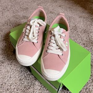 Women’s Cariuma OCA Low Rose Canvas shoes Size 9.5